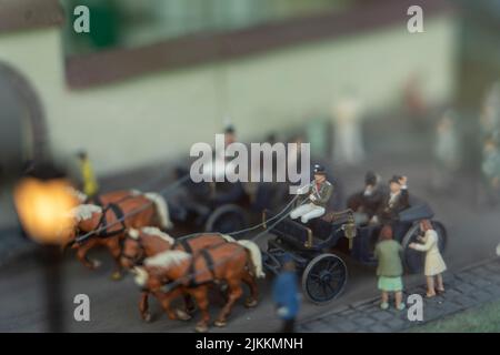 Minifiguren von Pferdewagen, Makrofotografie, selektiver Fokus. Stockfoto