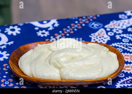 Georgische traditionelle Lebensmittel Elarji, Mahlzeit mit Käse und Mais, gebacken und bereit zu essen, auf dem Tisch im Restaurant, Tiflis, Georgien. Stockfoto