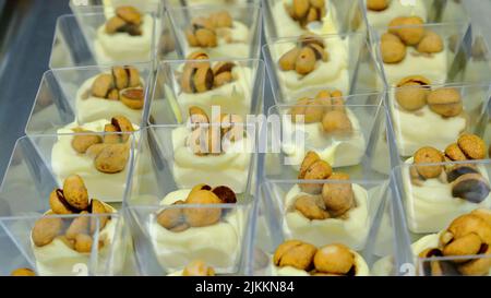 Süße Desserts für Veranstaltungen und gelegentliche Geschäfts- und Familientreffen Stockfoto