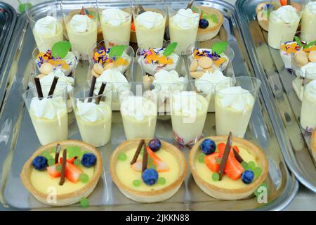 Süße Desserts für Veranstaltungen und gelegentliche Geschäfts- und Familientreffen Stockfoto