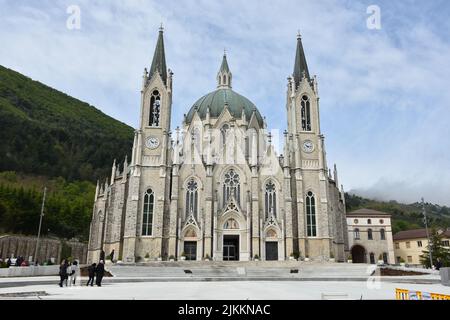 Eine schöne Aufnahme der Fassade der Basilika Minore dell'Addoloratachurch in Italien mit blau bewölktem Himmel Stockfoto