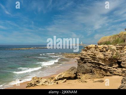 Kap Trafalgar von der Caños de Meca aus gesehen, Südspanien. Wolkiger Himmel, türkisfarbenes Meer, Urlaub, Sommer, Ruhe. Stockfoto