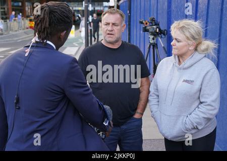 Die Eltern von Archie Battersbee, Paul Battersbee (Mitte) und Hollie Dance sprechen vor dem Royal London Hospital in Whitechapel, Ost-London, mit den Medien. Sie haben ein Angebot des Obersten Gerichtshofs verloren, die Rücknahme seiner lebenserhaltenden Behandlung bis zur Überprüfung seines Falles durch ein UN-Komitee zu verzögern. Bilddatum: Dienstag, 2. August 2022. Stockfoto