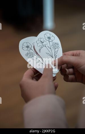 Eine Zeichnung von Blumen auf zwei Papieren Stockfoto