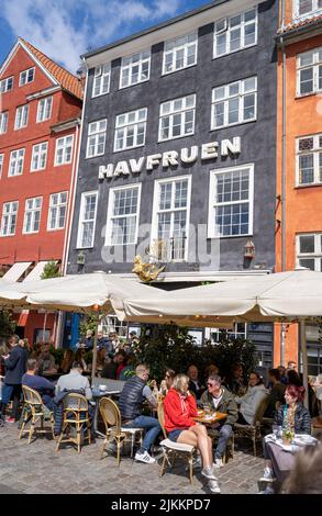 Nyhavn Kopenhagener Viertel mit bunten Häusern entlang des Kanals Stockfoto