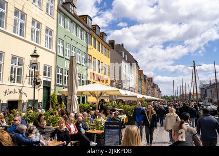 Nyhavn Kopenhagener Viertel mit bunten Häusern entlang des Kanals Stockfoto