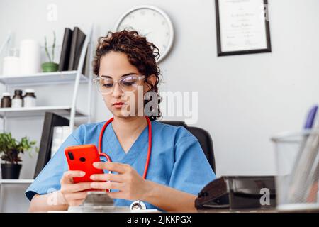 Verwenden eines Mobiltelefons, einer App oder eines Videochats. Stockfoto