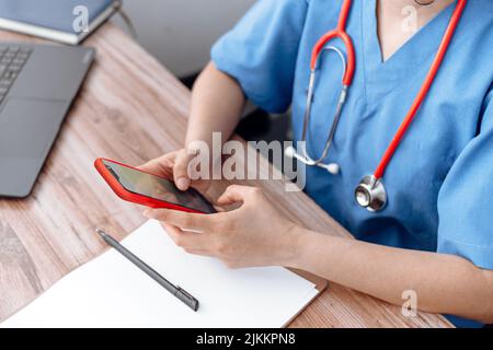 Arzt mit Mobiltelefon, Gesundheitspersonal mit Telefon. Medizinischer Service Online-Konzept. Stockfoto