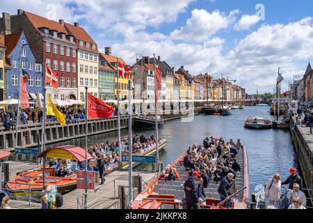 Nyhavn Kopenhagener Viertel mit bunten Häusern entlang des Kanals Stockfoto