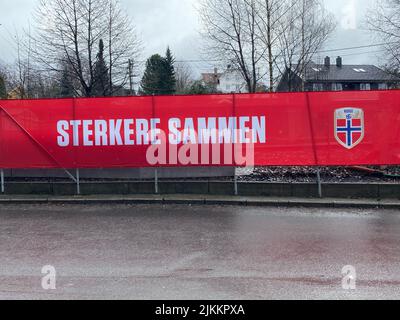 Die Inschrift Sterkere Samen, stärker zusammen, mit dem Logo der norwegischen Nationalmannschaft. Oslo, Norwegen. Stockfoto