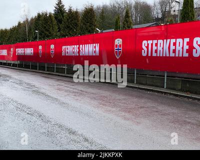 Die Inschrift Sterkere Samen, stärker zusammen, mit dem Logo der norwegischen Nationalmannschaft. Oslo, Norwegen. Stockfoto