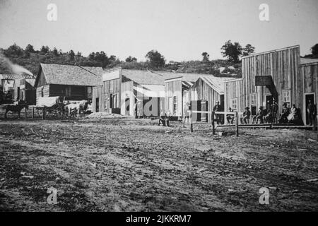 Historisches Schwarz-Weiß-Foto der Dolores Colorado Main Street, als die europäischen Amerikaner ihre neuen Städte über den südlichen Ute-Heimatländern bauten. Stockfoto