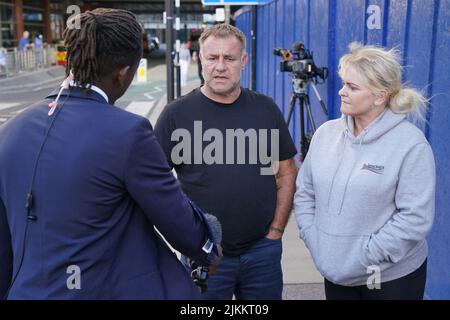 Die Eltern von Archie Battersbee, Paul Battersbee (Mitte) und Hollie Dance sprechen vor dem Royal London Hospital in Whitechapel, Ost-London, mit den Medien. Sie haben ein Angebot des Obersten Gerichtshofs verloren, die Rücknahme seiner lebenserhaltenden Behandlung bis zur Überprüfung seines Falles durch ein UN-Komitee zu verzögern. Bilddatum: Dienstag, 2. August 2022. Stockfoto