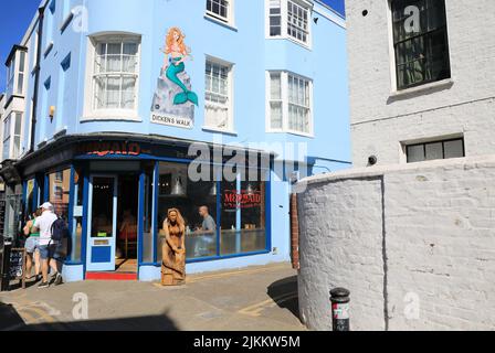 Meerjungfrau Fisch und Chips auf Dickens Walk in Broadstairs Altstadt, auf der Isle of Thanet, in Kent Stockfoto