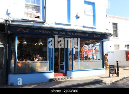 Meerjungfrau Fisch und Chips auf Dickens Walk in Broadstairs Altstadt, auf der Isle of Thanet, in Kent Stockfoto