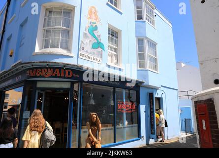 Meerjungfrau Fisch und Chips auf Dickens Walk in Broadstairs Altstadt, auf der Isle of Thanet, in Kent Stockfoto