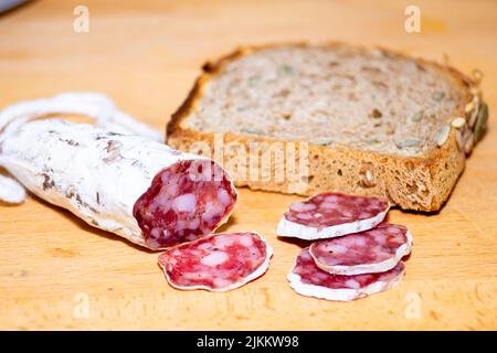 Katalanisches und spanisches Frühstück, gezüchtet und gefutet, kaltes Fleisch auf einem Holztisch Stockfoto