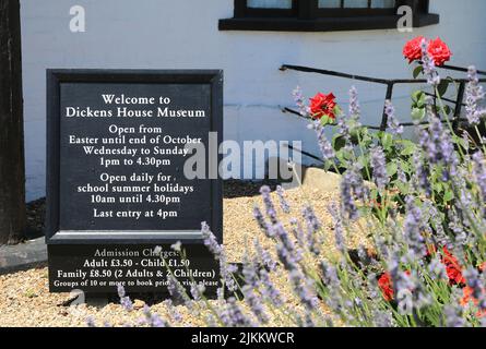 Das Dickens House Museum befindet sich in dem Cottage, das Charles Dickens Inspiration für das Haus von Betsey Trotwood in David Copperfield, Broadstairs, war. Stockfoto