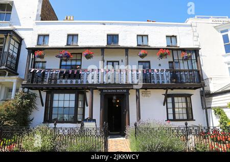 Das Dickens House Museum befindet sich in dem Cottage, das Charles Dickens Inspiration für das Haus von Betsey Trotwood in David Copperfield, Broadstairs, war. Stockfoto