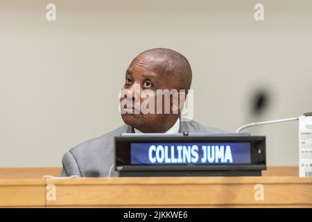 Collins Juma nimmt am 2. August 2022 am UN-Hauptquartier in New York an der Podiumsdiskusson Nichtverbreitung, Kernenergie und Klimawandel Teil. Das Panel wurde vom Energieministerium der Vereinigten Staaten als Nebenveranstaltung während der zehnten Überprüfungskonferenz der Vertragsparteien des Vertrags über die Nichtverbreitung von Kernwaffen organisiert. Zu den Diskussionsteilnehmer gehören die Energieministerin Jennifer Granholm, die Ständige Vertreterin der Vereinigten Arabischen Emirate bei der IAEO-Botschafterin Hamad Alkaabi, der Generaldirektor der Internationalen Atomenergiebehörde (IAEO) Rafael Mariano Grassi, der stellvertretende Administrator für nukleare Nichtverbreitung im Verteidigungsbereich des National Stockfoto