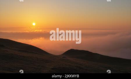 Eine faszinierende Szene der aufgehenden Sonne über einer Inversion in der Nähe von Cardington Moor, Shropshire, Großbritannien Stockfoto