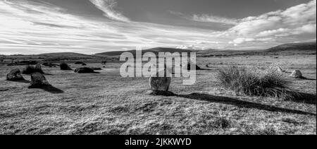 Eine Graustufenaufnahme des Gors Fawr Stone Circle gegen den bewölkten Himmel bei Tageslicht in Preseli Hills, Wales, Großbritannien Stockfoto