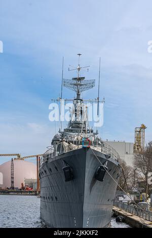 Eine schöne Aufnahme des Zweiten Weltkriegs Kriegsschiff gegen blauen Himmel an einem sonnigen Tag jetzt ein Museum in Hamilton, Kanada Stockfoto