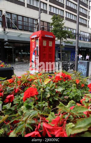 Sauchihall Streett, Glasgow, Schottland, Großbritannien. Police Box in leuchtendem Rot lackiert. Jetzt umgewandelt in eine kleine Einzelhandelseinheit, die CBD Oils Konzentrate Esswaren verkauft. CBDtec Scotland's Original Dispensaries. Cannabis Trades Association. Stockfoto