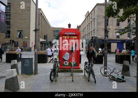 Sauchihall Streett, Glasgow, Schottland, Großbritannien. Police Box in leuchtendem Rot lackiert. Jetzt umgewandelt in eine kleine Einzelhandelseinheit, die CBD Oils Konzentrate Esswaren verkauft. CBDtec Scotland's Original Dispensaries. Cannabis Trades Association. Stockfoto