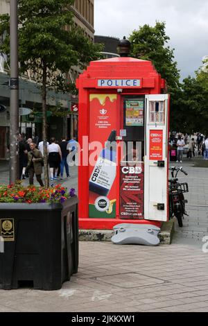 Sauchihall Streett, Glasgow, Schottland, Großbritannien. Police Box in leuchtendem Rot lackiert. Jetzt umgewandelt in eine kleine Einzelhandelseinheit, die CBD Oils Konzentrate Esswaren verkauft. CBDtec Scotland's Original Dispensaries. Cannabis Trades Association. Stockfoto