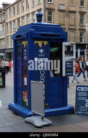 Buchanan St, Glasgow, Schottland, Großbritannien. Police Box in original blau lackiert. Jetzt umgewandelt in eine kleine Einzelhandelseinheit, die CBD Oils Konzentrate Esswaren verkauft. CBDtec Scotland's Original Dispensaries. Cannabis Trades Association. Stockfoto