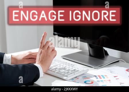 Text mit Inspiration Inaktivieren Ignorieren. Wort für Silent Treatment manipulative Bestrafung schmollend shunning Frau Eingabe Updates auf Lap Top und Stockfoto