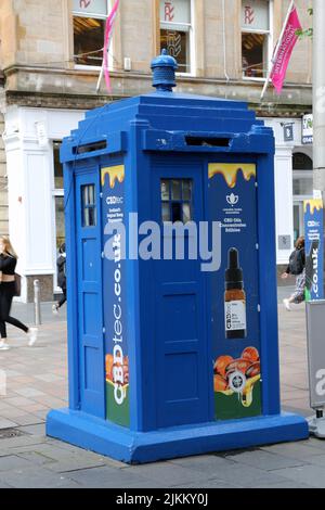 Buchanan St, Glasgow, Schottland, Großbritannien. Police Box in original blau lackiert. Jetzt umgewandelt in eine kleine Einzelhandelseinheit, die CBD Oils Konzentrate Esswaren verkauft. CBDtec Scotland's Original Dispensaries. Cannabis Trades Association. Stockfoto