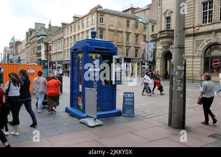 Buchanan St, Glasgow, Schottland, Großbritannien. Police Box in original blau lackiert. Jetzt umgewandelt in eine kleine Einzelhandelseinheit, die CBD Oils Konzentrate Esswaren verkauft. CBDtec Scotland's Original Dispensaries. Cannabis Trades Association. Stockfoto