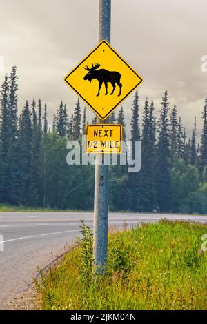 Elchwarnschild Nächste eine halbe Meile auf dem Highway am rauchigen Tag in Fairbanks Alaska Stockfoto