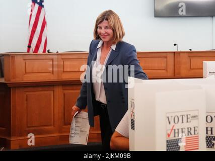 Ladue, Usa. 02. August 2022. Die hoffnungsvolle US-Senatorin Trudy Busch Valentine bereitet sich darauf vor, am Dienstag, dem 2. August 2022, ihre Stimme in Ladue, Missouri, einzubringen. Valentine ist in der demokratischen Primär für den US-Senat laufen. Sie ist die Tochter von August A. Busch Jr., der die Anheuser-Busch-Unternehmen zur größten Brauerei der Welt heranwuchs. Foto von Bill Greenblatt/UPI Credit: UPI/Alamy Live News Stockfoto