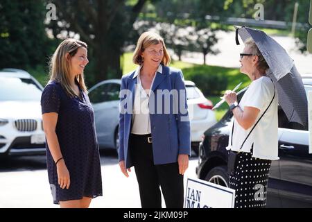 Ladue, Usa. 02. August 2022. Die US-Senatorin Trudy Busch Valentine (C) spricht mit den Umfragemitarbeitern, bevor sie am Dienstag, dem 2. August 2022, in Ladue, Missouri, ihre Stimme abgegeben hat. Valentine ist in der demokratischen Primär für den US-Senat laufen. Sie ist die Tochter von August A. Busch Jr., der die Anheuser-Busch-Unternehmen zur größten Brauerei der Welt heranwuchs. Foto von Bill Greenblatt/UPI Credit: UPI/Alamy Live News Stockfoto