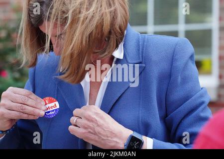 Ladue, Usa. 02. August 2022. Die US-Senatoral Hopeful Trudy Busch Valentine legt ihren Sticker „Ich habe gestimmt“ auf ihre Jacke, nachdem sie am Dienstag, dem 2. August 2022, in Ladue, Missouri, ihre Stimme abgegeben hatte. Valentine ist in der demokratischen Primär für den US-Senat laufen. Sie ist die Tochter von August A. Busch Jr., der die Anheuser-Busch-Unternehmen zur größten Brauerei der Welt heranwuchs. Foto von Bill Greenblatt/UPI Credit: UPI/Alamy Live News Stockfoto