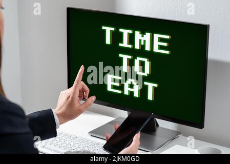 Konzeptionelle Bildunterschrift Zeit zum Essen. Geschäftsübersicht der richtige Moment, um eine Mahlzeit zu genießen Mittagessen Abendessen gutes Essen hungernde Geschäftsfrau Holding Handy und Stockfoto