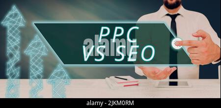 Handschriftenschild PPC vs Seo. Wort geschrieben auf Pay per click gegen Suchmaschinen-Optimierungsstrategien Mann mit Einem Tablet Drücken auf Digital Stockfoto