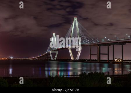 Abendansicht der Arthur Ravenel Jr. Bridge in South Carolina, USA Stockfoto