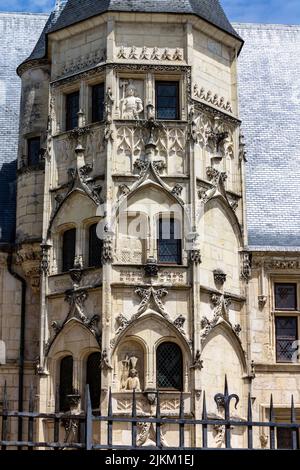 Eine vertikale Aufnahme von äußeren Details der historischen Kathedrale Saint-Etienne in Bourges Stockfoto