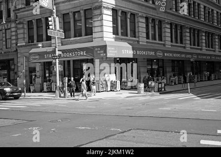 New York, NY, USA - 2. Aug 2022: The Strand Bookstore at Broadway and E 12. St zeigt Stapel von Büchern auf dem Bürgersteig Stockfoto