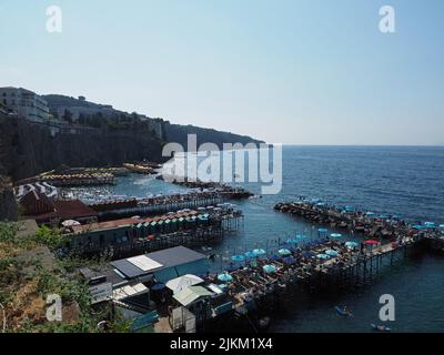 In der Küstenstadt Sorrento gibt es wegen der steilen und sehr hohen Klippen keinen richtigen Strand, aber die Italiener haben dafür eine kreative Lösung gefunden. Stockfoto