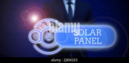 Schreiben Anzeige Text Solar Panel. Wort für entworfen, um Sonnenstrahlen Quelle der Energie zu absorbieren, die Unternehmer in Anzug hält Notizblock symbolisieren Stockfoto