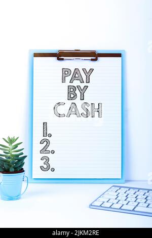 Schreiben mit Text Pay by Cash. Business Showcase Kunde zahlt mit Geld Münzen Rechnungen Einzelhandel Einkaufen wichtige Nachricht in der Zwischenablage Stockfoto