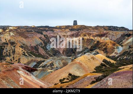 Die unterschiedlich gefärbte Landscape der stillgehaltenen Tagebau-Kupfermine auf der Insel Anglesey in Nordwales Stockfoto