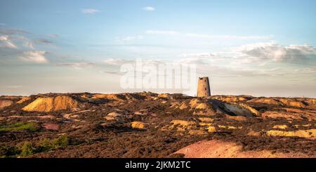 Die unterschiedlich gefärbte Landscape der stillgehaltenen Tagebau-Kupfermine auf der Insel Anglesey in Nordwales Stockfoto