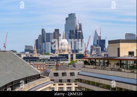 LONDON - 18. Mai 2022: Blick von der Dachterrasse auf die St. Paul's Cathedral, umgeben von modernen Wolkenkratzern Stockfoto