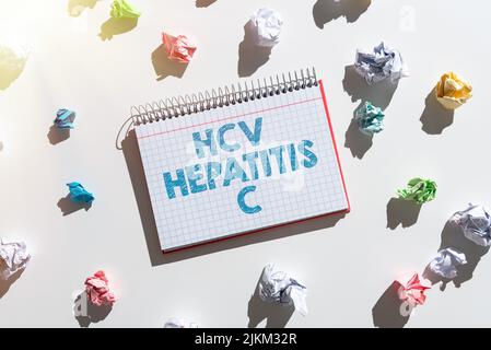 Schreiben mit Text HCV Hepatitis C. Wort für durch einen Virus verursachte Lebererkrankung schweres chronisches Krankheitsbild Notizbuch mit wichtigen Meldungen umgeben Stockfoto